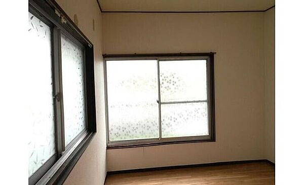 ●【2面採光で明るい室内】窓が2カ所にあり風通し・陽当たり良好。ナチュラルなフローリングでレイアウトしやすいお部屋です。