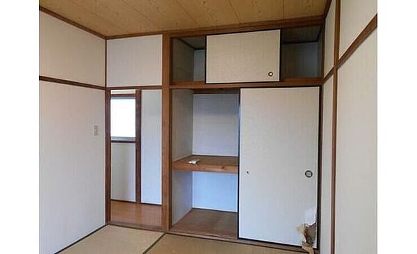 ●【大容量の天袋付き押入】布団や季節物の家具をたっぷり収納できる押し入れ。お部屋を広く保てます。