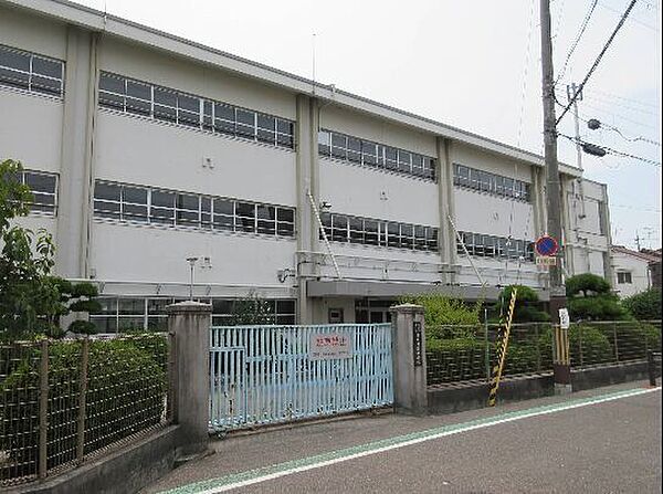 藤井寺市立藤井寺南小学校 560m