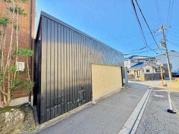 ガレージ（車庫）大切なお車を雨風やいたずらからしっかりと守ってくれる、シャッター付きの独立したガレージ（車庫）を完備しています。
