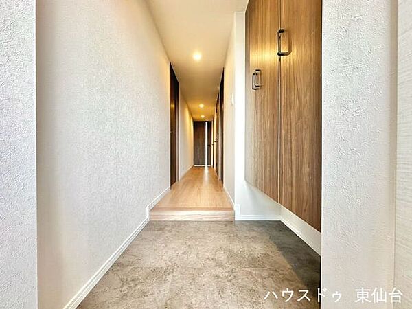 プライベートポーチ付きで独立性の高い玄関まわり。