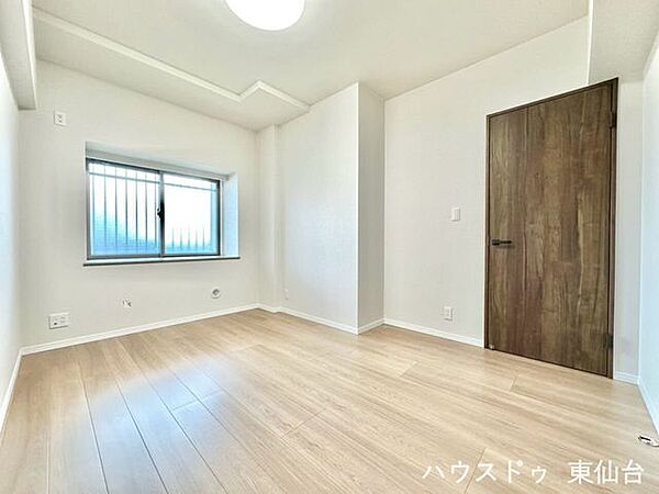 明るい採光で、朝の目覚めが心地よい居室。