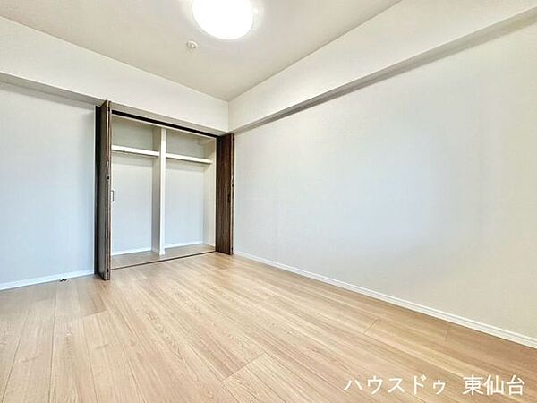 6.4帖の主寝室に使いやすい広さで、ベッド＋収納家具もゆったり配置可能。