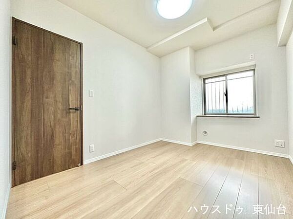 5.4帖のコンパクトながら使い勝手の良い居室。