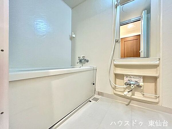一日の疲れをゆっくり癒せる、落ち着いた雰囲気の浴室
