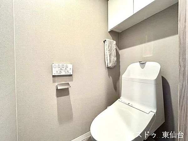 シンプルイズザベストトイレ♪もちろん温水洗浄便座付きです♪