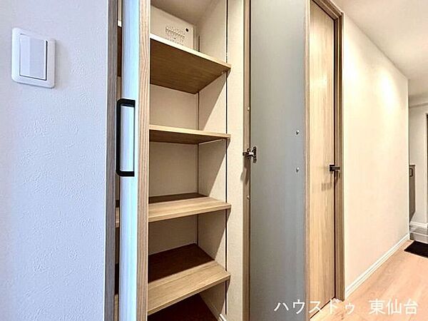 可動式の棚付きで空間を有効に使えます♪