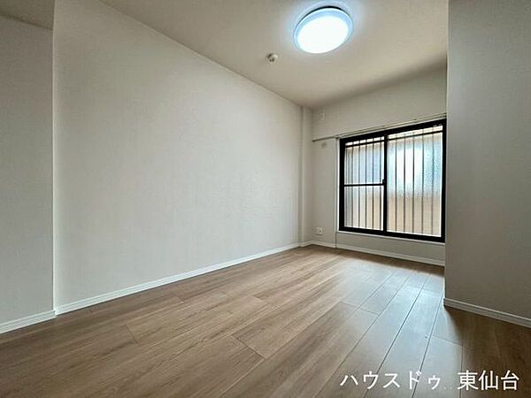 お掃除も楽々なフローリングです♪