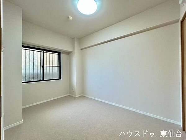 自然光がしっかり入る、気持ちのいい明るさの洋室です。