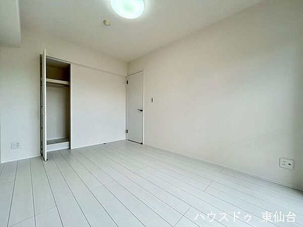 家具の配置がしやすいきれいな形の洋室です♪