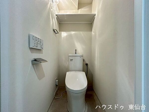 シンプルイズザベストトイレ♪もちろん温水洗浄便座付きです♪