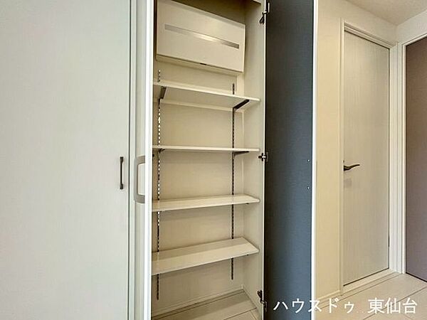 ブレーカーを巧みに隠した気の利く収納スペースです♪