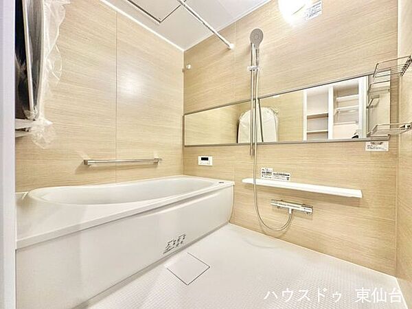 入浴以外はお洗濯物も乾かしてくれる働きもののお風呂です♪浴槽とシャワーが使いやすく配置された機能的なバスルーム