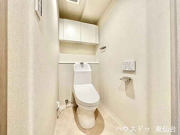 シンプルイズザベストトイレ♪もちろん温水洗浄便座付きです♪ほこりかぶりがちなトイレは扉付きの収納が嬉しいですね♪