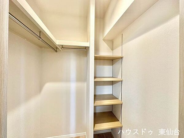 廊下のウォークインクロゼットです♪お洋服以外にもたくさん収納できます♪