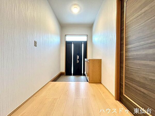 玄関ドアの上に窓があり、解放感がある玄関です♪