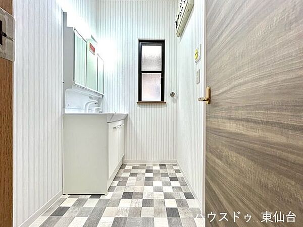 広い洗面所♪タイル柄のクッションフロアで清潔感があります！