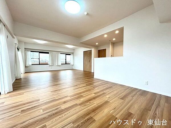 二面採光の明るい空間で、家具配置の自由度も高い大きなLDです。