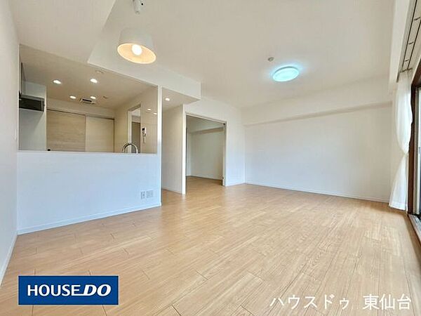 床暖房付きで冬も快適、家族が集まる心地よい空間♪