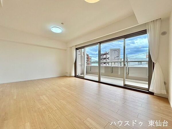バルコニー面の明るさが心地よく、家具配置もしやすい広さ