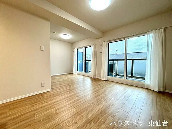 南西向きの光が入り、家族の時間を心地よく包むLDK。