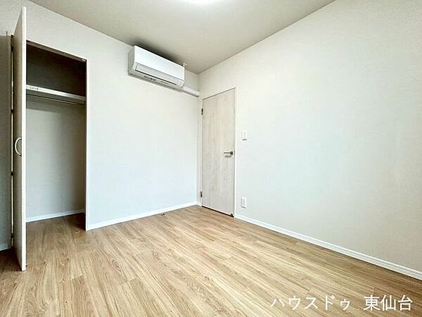 収納を確保し、寝室として使いやすいバランスの良い一室。