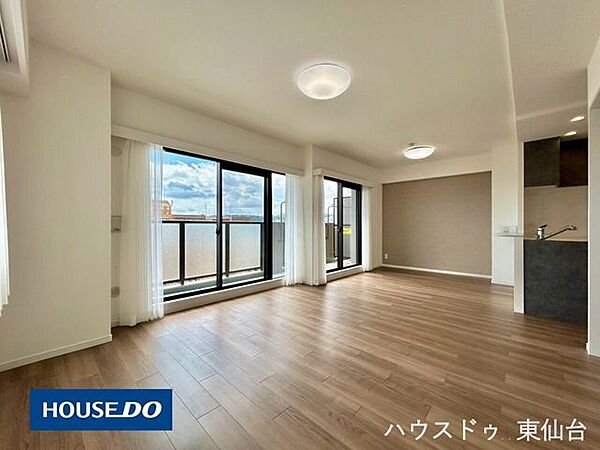 東南角の明るいLDKで、家族が自然と集まる心地よい空間