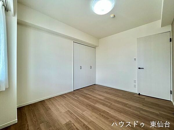 約6.0帖の洋室は、家族の個室として快適に使える広さです。