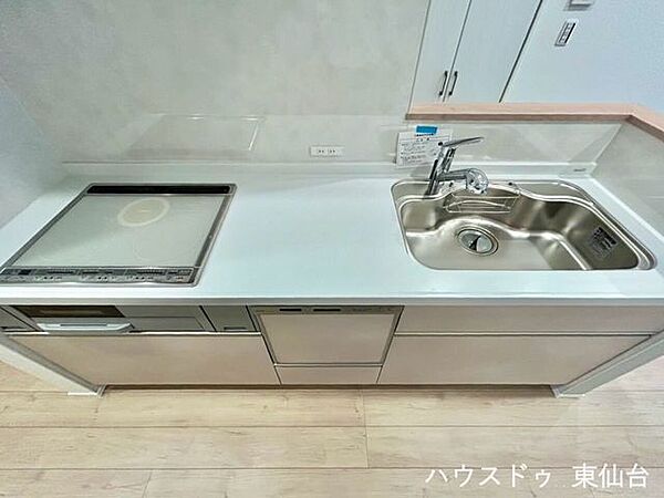 モノの出し入れがしやすいスライド式の収納を採用しています♪IHクッキングヒータでお掃除も簡単です♪