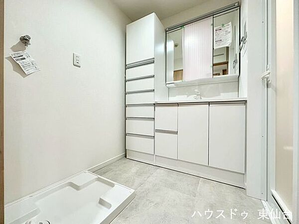 洗面台には収納力のある引き出しが備わっており、日用品の整理もスムーズ