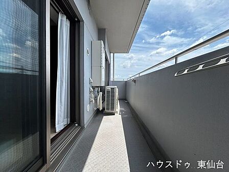毎日の洗濯がしやすい、明るく使い勝手の良いバルコニーです。
