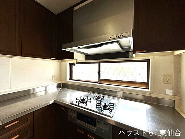 床下収納付きで調理器具やストック品も整理しやすい
