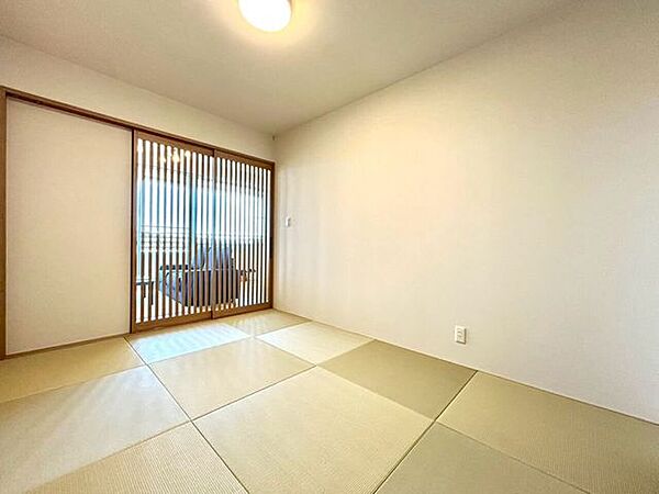 リビングとつながる便利な和室スペース畳の柔らかさが心地よい落ち着いた空間