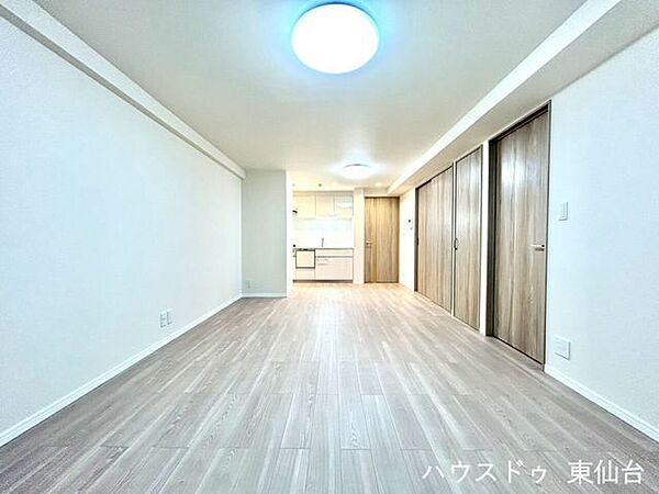 採光を確保しながらも余白がある、落ち着いた雰囲気のリビングです♪