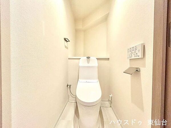 シンプルイズザベストトイレ♪もちろん温水洗浄便座付きです♪