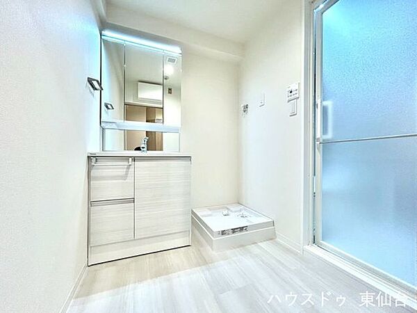 うれしい三面鏡♪細かいものが増えがちな水回りに豊富な収納がうれしいですね♪毎朝を快適に迎えられそうです♪