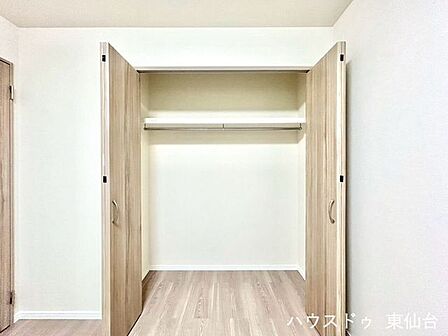 家族の衣類をまとめて収納でき、朝の準備がスムーズに季節物の家電やスーツケースもすっきり収まります