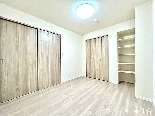 洋室には棚もついています。