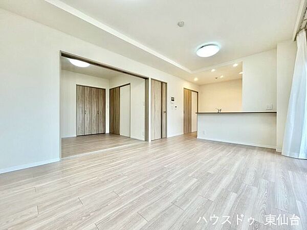 家事動線が考えられた解放感のあるリビング♪
