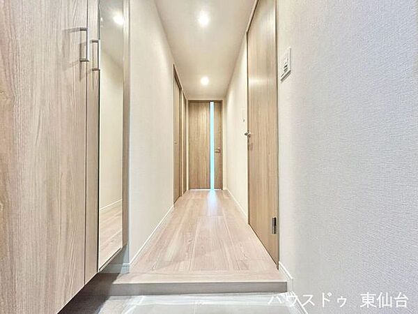 玄関が明るいと、部屋全体の印象もぐっと良くなります。