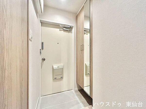 全身ミラー付きで、お出かけ前の身だしなみチェックが便利。