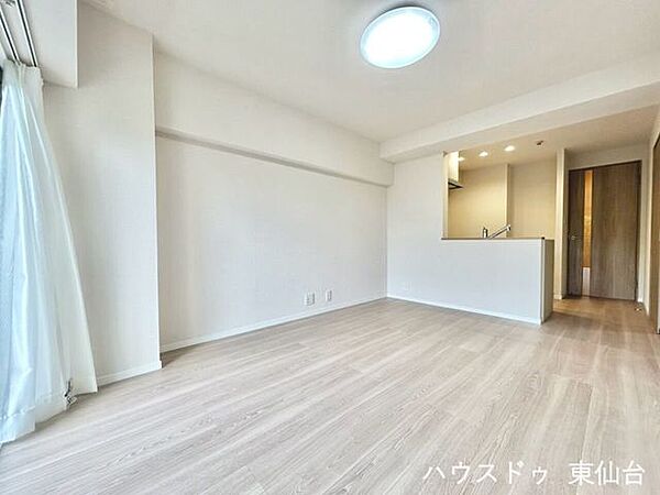 フローリングが明るく、空間全体が広く見える仕様家族が自然と集まる明るいリビング空間