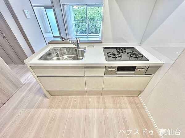 モノの出し入れがしやすいスライド式の収納を採用しています♪3口コンロでメインとおかずとスープが一気に調理できますね♪