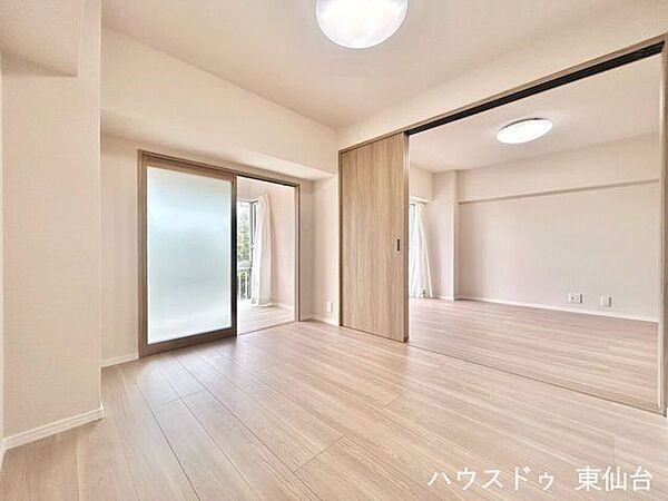 自然光がしっかり入る、気持ちのいい明るさの洋室です。