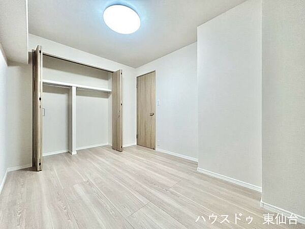 白×木目の組み合わせで、飽きのこないデザイン。