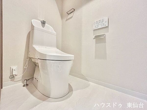 シンプルイズザベストトイレ♪もちろん温水洗浄便座付きです♪
