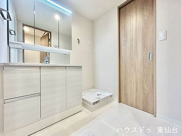 うれしい三面鏡♪細かいものが増えがちな水回りに豊富な収納がうれしいですね♪毎朝を快適に迎えられそうです♪