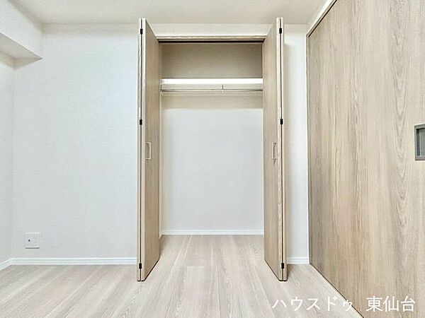 バッグや帽子も棚に置けて見やすく整理できるクロゼット