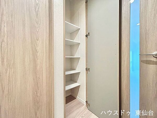 可動式の棚付きで空間を有効に使えます♪