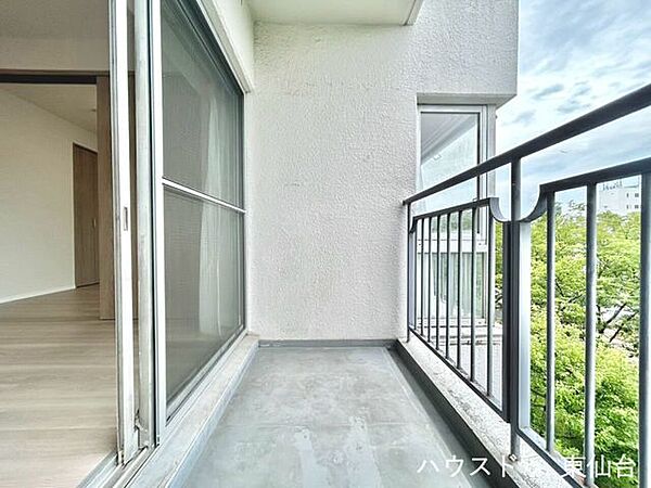 光と風を通してくれる開放感のあるバルコニーです♪
